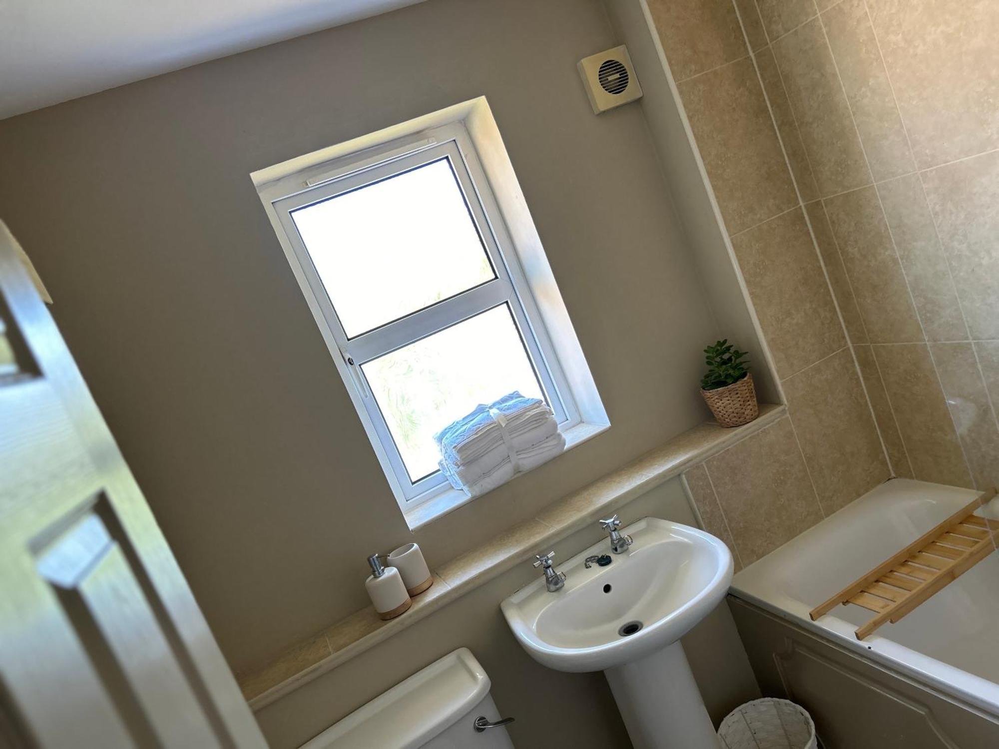 Belfast - Relax & Unwind In Our Skyline Retreat - 3 Bedroom Apartment With Parking Exterior foto